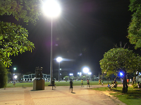 ウボンの公園でスポーツに興じる様子 写真
